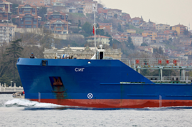 Ruská ropa je bez kupců. Kvůli sankcím na moři trčí miliony barelů