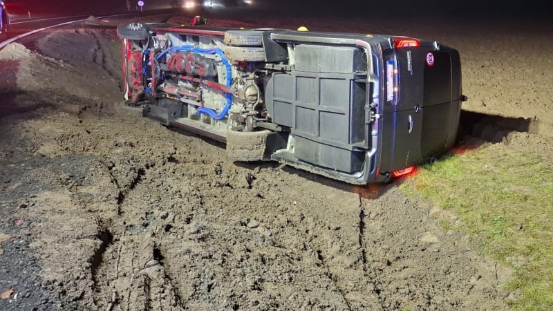 Mikrobus se 14 lidmi se na Přerovsku převrátil na bok. Jeli k němu hasiči i záchranka