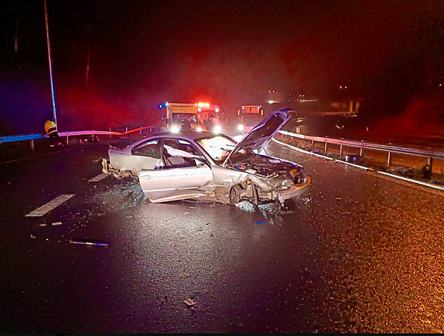 Vrak auta blokoval po nehodě silnici. Řidič z místa utekl, sundal i značky