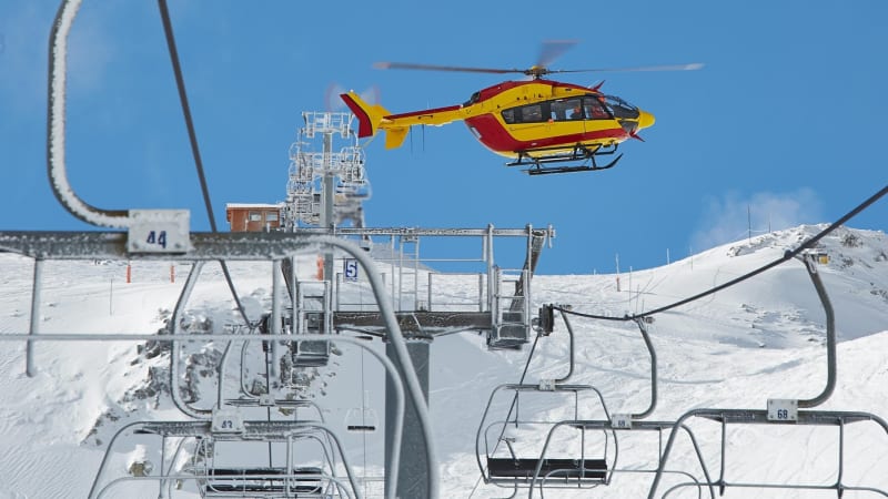 Fatální nehoda 16letého lyžaře: Vyhýbal se v Rakousku jinému muži a vylétl ze sjezdovky