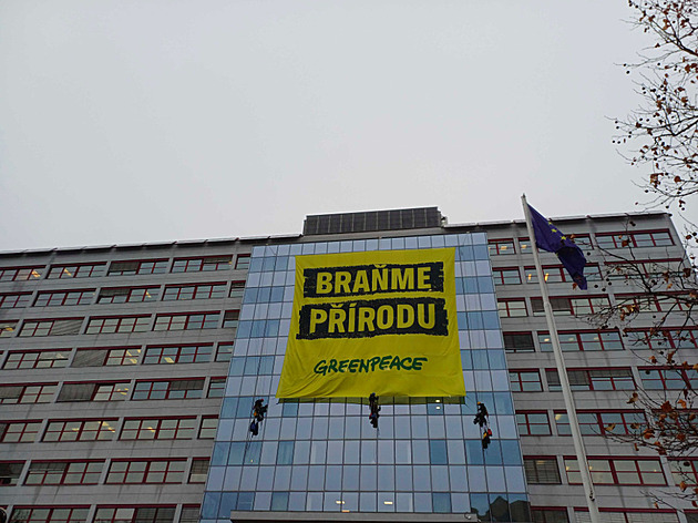 Aktivisté už hodiny visí na budově ministerstva. Statečné, odvětil Macinka