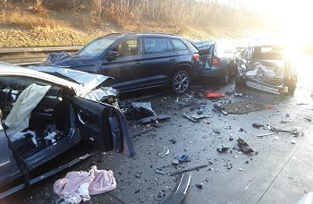 Hromadná nehoda blokuje D1 na Vysočině. Srazila se osobní i nákladní auta