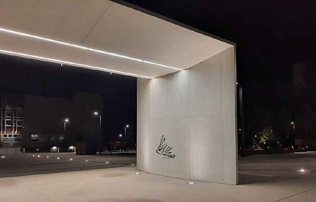 Kamery pomohly dopadnout sprejera, v Kopřivnici pomaloval i sídlo policie