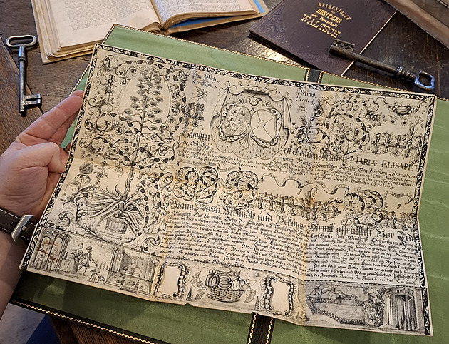 Unikátní výuční list zahradníka se po staletích vrátil na zámek ve Valči