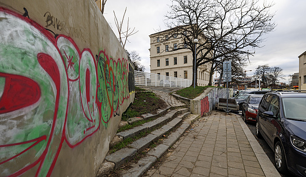 Box Zásilkovny zmizel, místo zůstalo škaredé. Máme nulovou kulturu, říká kritička