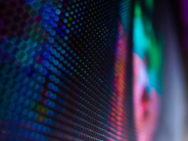 OLED, který se natahuje jako kůže a pořád svítí. Průlom, který míří na zápěstí