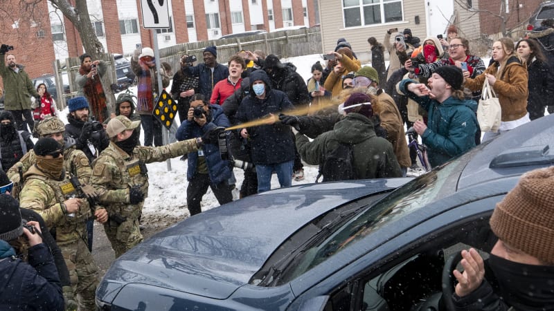 Kinetické střely i oslepující granáty. Jaké zbraně nasadili v USA proti protestujícím?