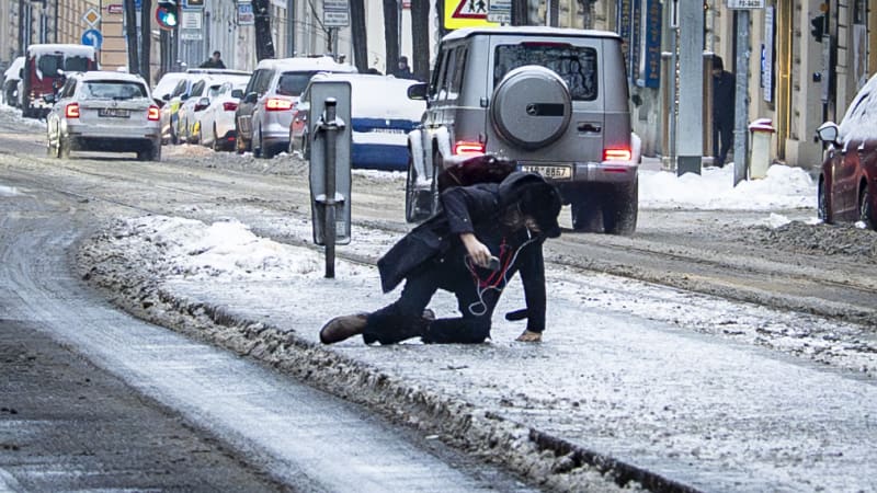 Ledovka dál hrozí Česku, varují meteorologové. MAPA srážek ukazuje, kde čekat mrznoucí déšť