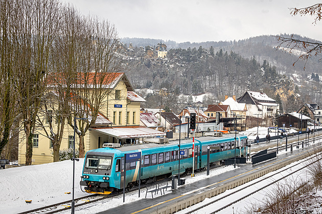 Vlaky mezi Turnovem a Železným Brodem zrychlily. Přibylo i nové nástupiště