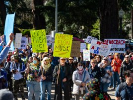 Francie přitvrdila proti síti X. Policie zasahovala v pařížské kanceláři