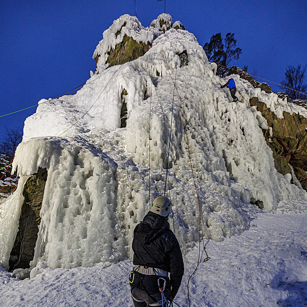 Když mrazivé počasí těší. Nadšenci řádí na obrovské ledové stěně ve Víru