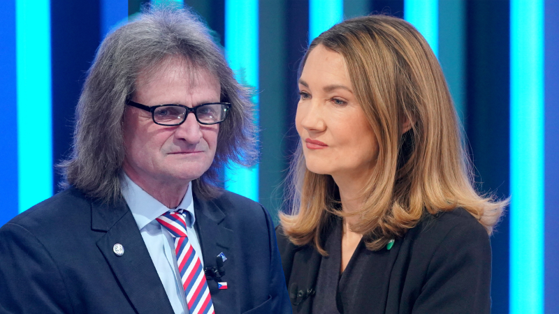 „Milé slečny a poslankyně.“ Ševčík nadzvedl kolegyně, Svárovská mu dala kurz etikety