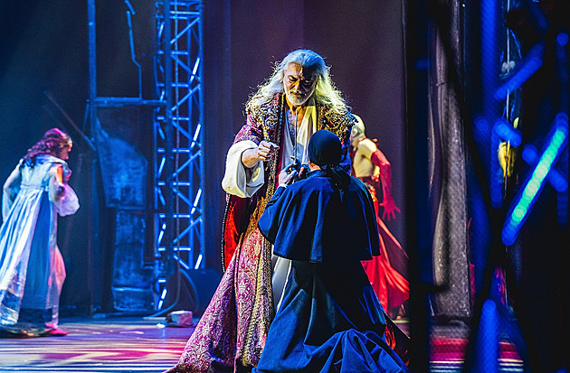 RECENZE: Démonický a loučící se Hůlka jako Dracula lačnil po krvi v O2 areně