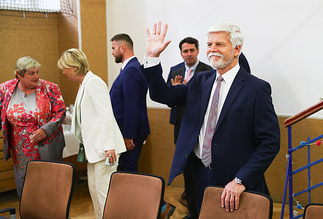 Prezident přijel na oficiální návštěvu Prahy. Podiskutuje se školáky i primátorem