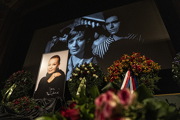 Veřejnost se v Lucerně loučí se zesnulou Brejchovou, rodina ji už pohřbila