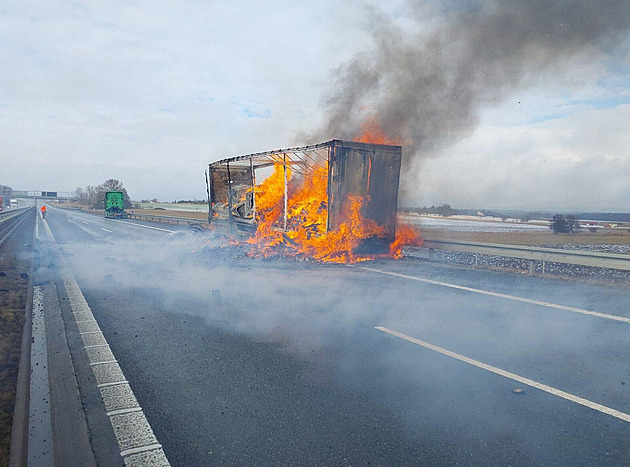 Požár návěsu s kartonem zastavil provoz na části D35. Hašení komplikuje vichr