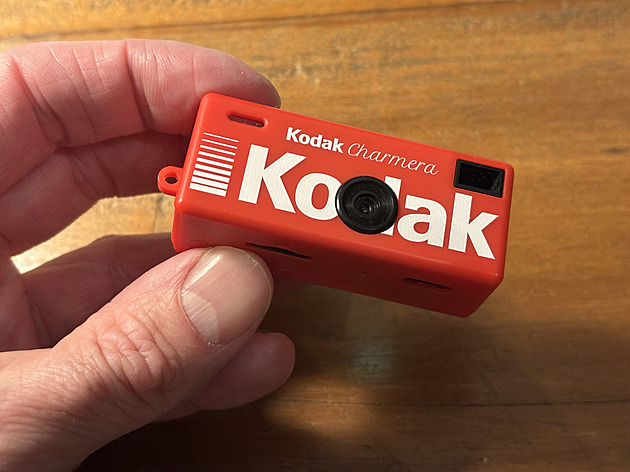 Všichni po ní šílí. V čem spočívá kouzlo bájné fotoklíčenky Kodak Charmera