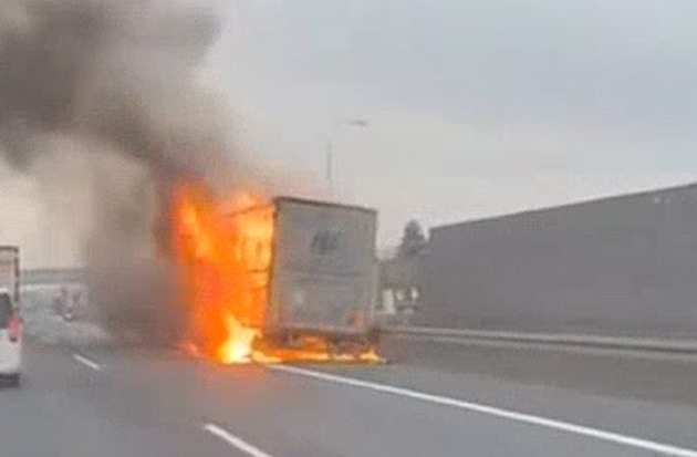 Požár kamionu s papírem omezil provoz na D8 u Prahy, hašení potrvá delší dobu