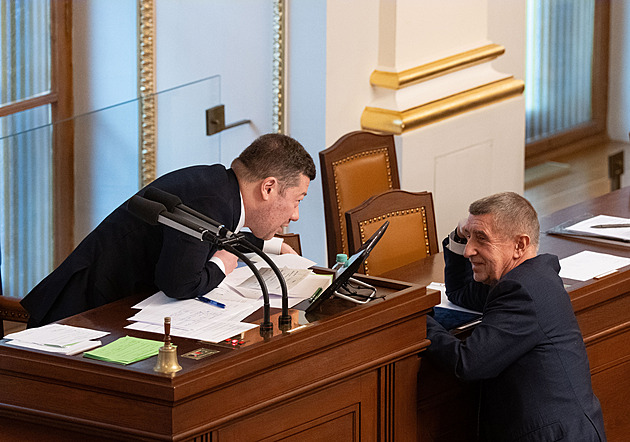 Poslanci rozhodují o vydání Babiše a Okamury. Koalice je ke stíhání nevydá