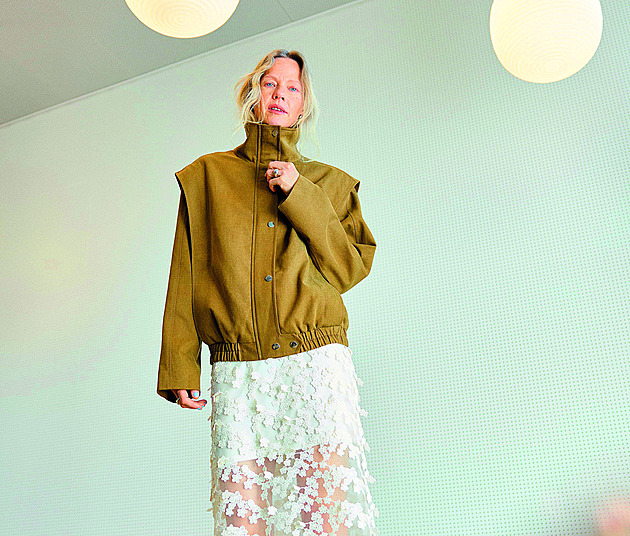 Krajky, tepláky i retro brýle. Nebojte se toho, co nosily naše babičky