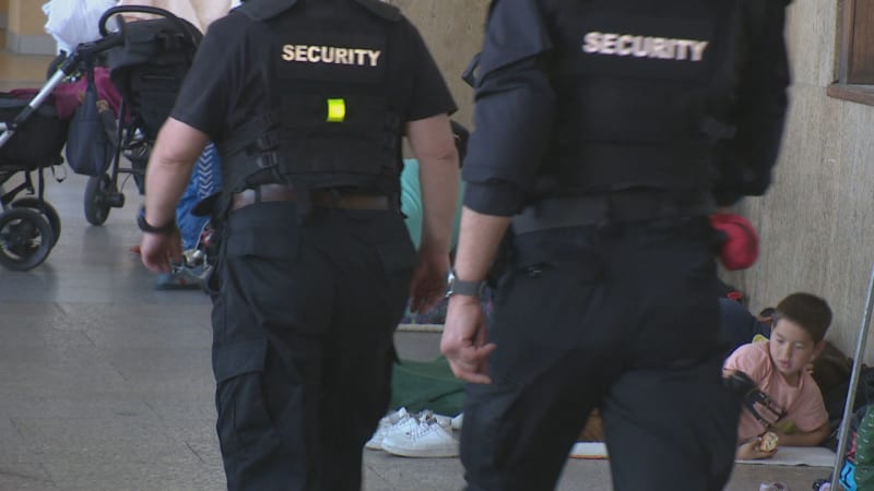 Sekuriťák zbil sedícího muže, kolegové jen přihlíželi. Nové záběry z Brna odhalily další násilí