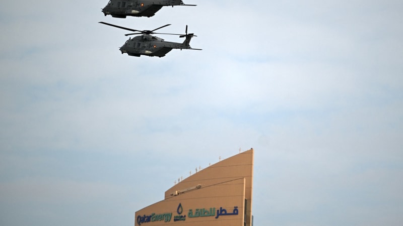 Vojenský vrtulník se v Kataru zřítil do moře. Šest lidí zemřelo, po sedmém se stále pátrá