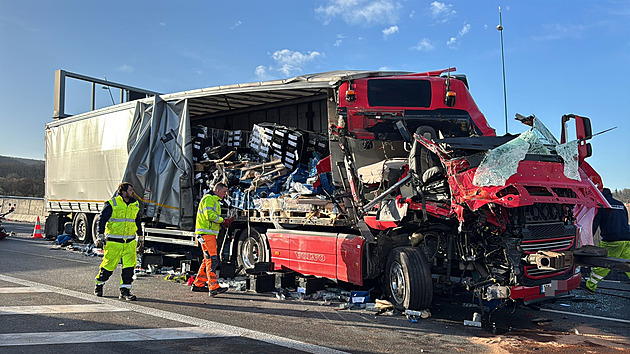 Nehoda komplikuje provoz na Pražském okruhu, náklaďák boural do šipky silničářů