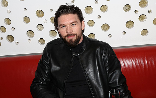 Po třicítce jsem začal používat kosmetiku, ale pořád jsem chlap, říká Hložek