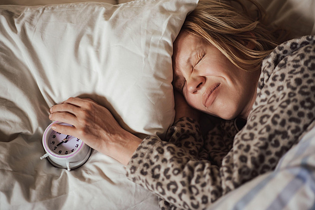 Modré světlo i málo pohybu. Osm věcí, které vám rozhodí vnitřní hodiny