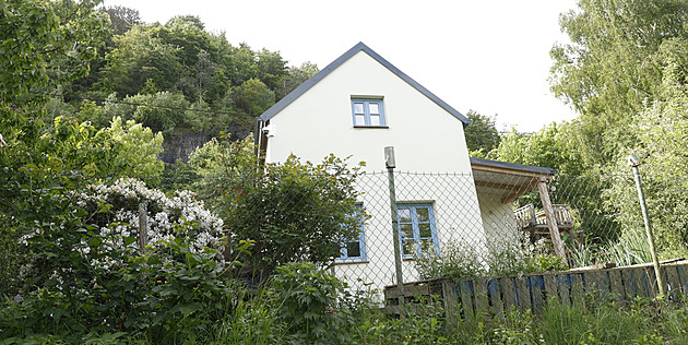 U řeky, s dětmi a zvířectvem po boku, vybudovali za léto zahradu jako sen