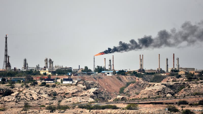 Trump na vypršení ultimáta nepočkal: USA zaútočily na ropné srdce Íránu