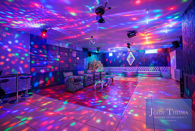 Zvenku luxusní sídlo, ve sklepě hříšný klub. Vila za 98 milionů vyráží dech