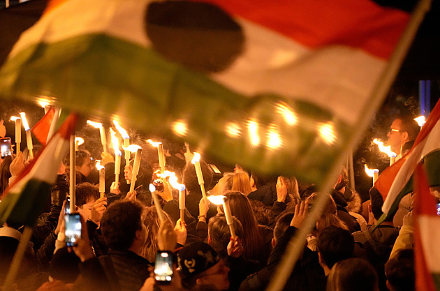 „Už jsme ani nevěřili.“ Budapešť zažila po vítězství opozice bouřlivou noc