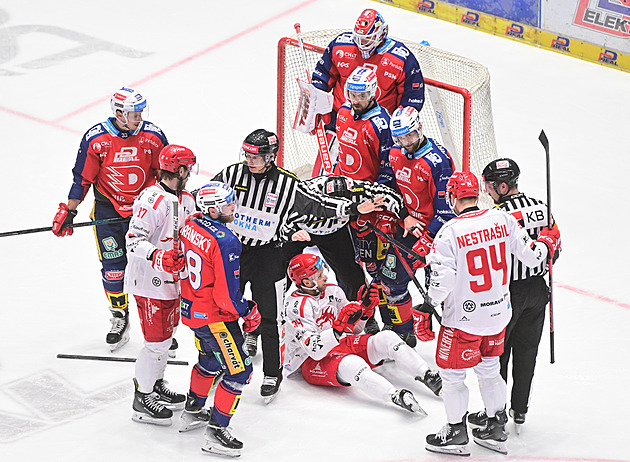 ONLINE: Pardubice - Třinec 0:0. Oťukávací úvod finále, šance na obou stranách