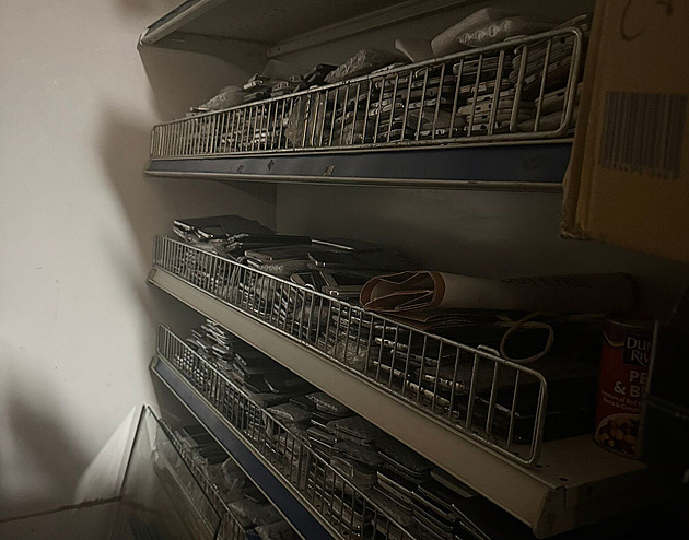 Za falešnou stěnou ukrývali kradené mobily. Policie zveřejnila video z razie