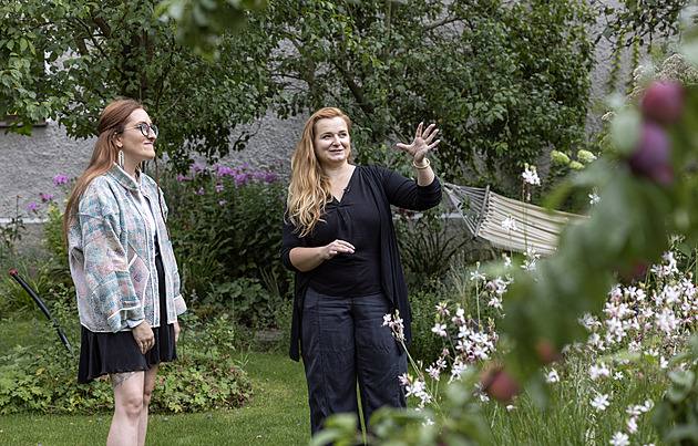 Terasu i mlat podle Lefflera zvládli levně sami, záhony mají šmrncnuté punkem