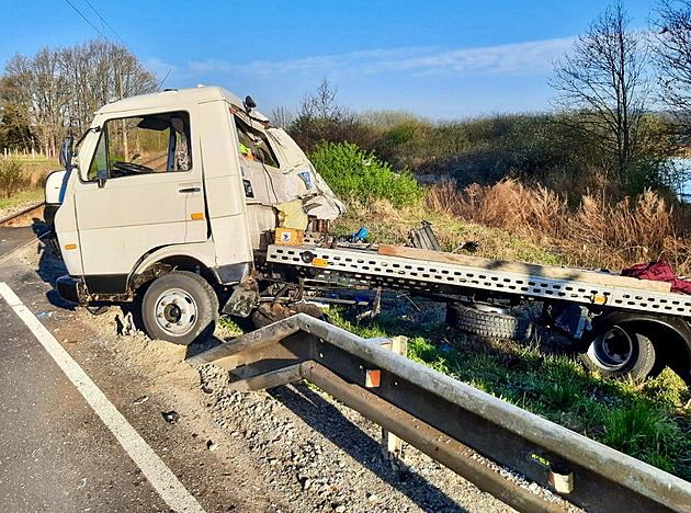 Při srážce vlaku s dodávkou se zranili dva nezletilí, pro jednoho letěl vrtulník
