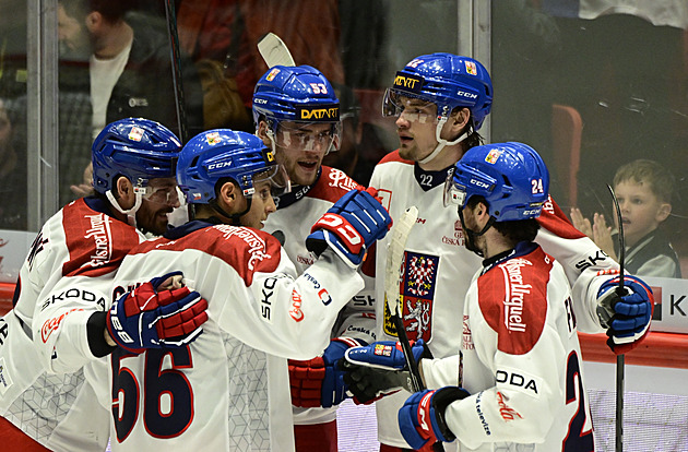 ONLINE: Česko - Finsko 0:0. Start domácího turnaje, zraněného Špačka odvedli z ledu