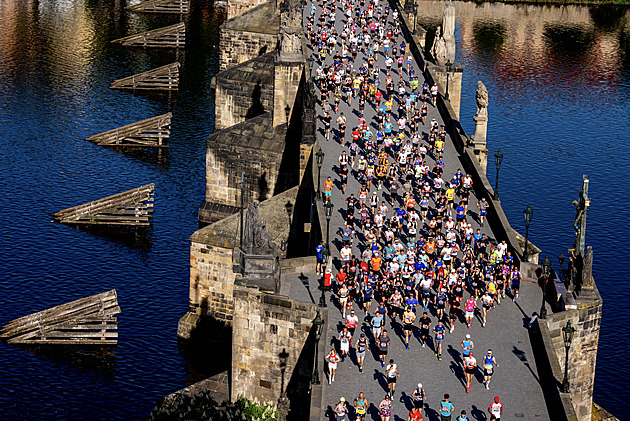 OBRAZEM: V kiltu, s pálkou a po Karlově mostě. Praha opět přivítala maraton