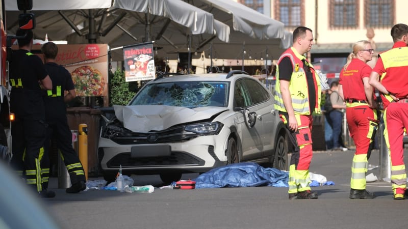 V Lipsku najelo auto do davu lidí. Na místě jsou mrtví i zranění