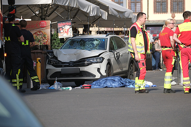 Auto se řítilo v Lipsku pěší zónou a srazilo několik lidí. Hlášeni jsou mrtví i zranění