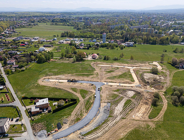 Aukce i přímé prodeje. Města chtějí podpořit výstavbu domků, lidem nabízejí parcely
