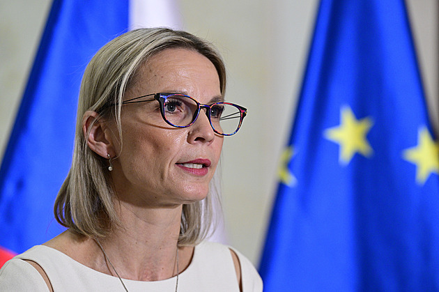 Mrázová hájí své kauzy detaily ze života i slzami. Hra na city, reaguje opozice