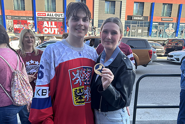 Medailová dvojčata. Bratr má bronz z MS a cílí na draft NHL, v reprezentaci je i sestra
