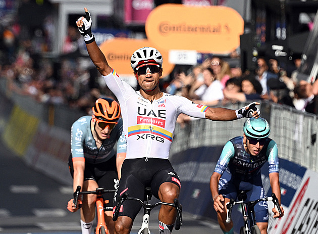 Spása pro UAE po dnech utrpení. Narváez vítězí na Giru z prořídlého pelotonu