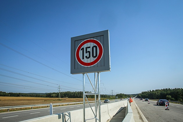 Ani 150 kilometrů v hodině nestačí. Zhruba 40 procent řidičů rychlost překročilo