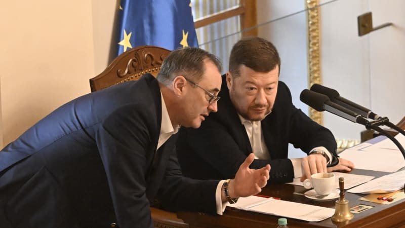 Bizarní scéna v prázdné Sněmovně: Okamura četl dlouhý seznam omluvenek. Chyběla opozice i vláda