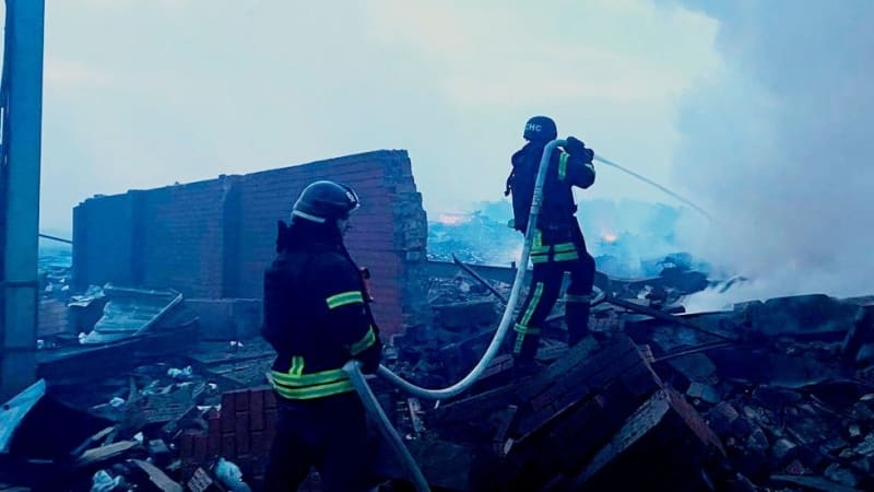 Rusové zasáhli na Ukrajině obytnou čtvrť i mateřskou školku. Mezi zraněnými jsou děti