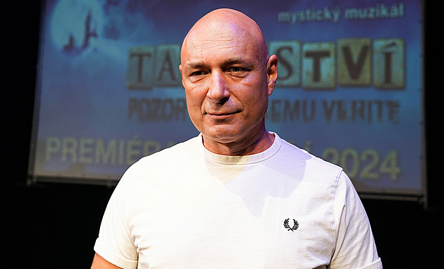 Daniel Landa ukázal rozbité okno svého domu. Uberte trochu, vzkázal