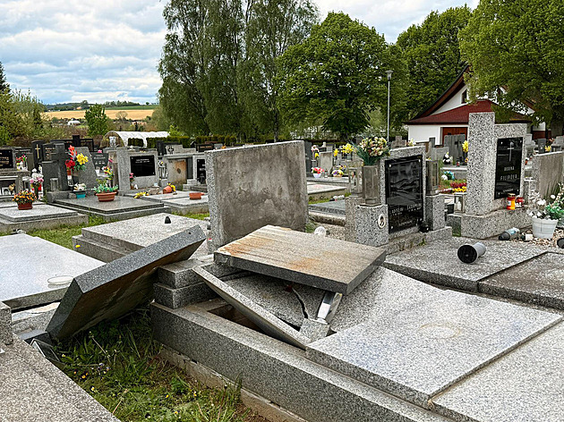 Kdo může za poničený hřbitov? Lidé nevěří policii, že za zkázou nestojí vandal